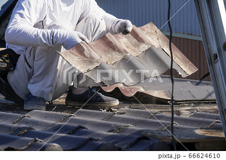 屋根工事 瓦の葺き替え　古い瓦を剥がす 66624610