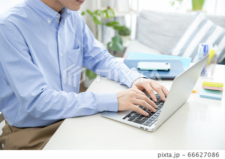 自宅で仕事をする男性の手元 66627086