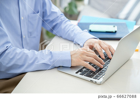 自宅で仕事をする男性の手元 66627088