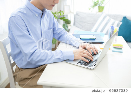 自宅で仕事をする男性の手元 自宅で仕事をする男性の手元 66627089