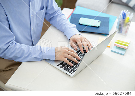 自宅で仕事をする男性の手元 66627094
