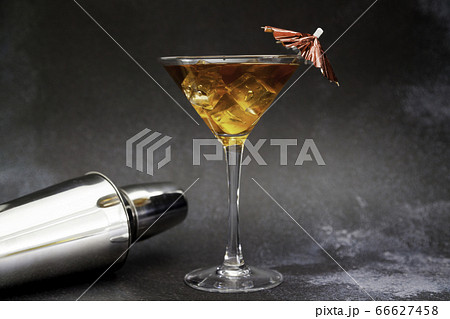 Iced tea cocktail glass with umbrella 66627458