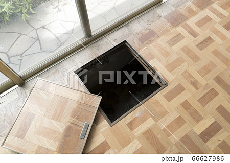 床下点検口と老朽化したフローリング 66627986