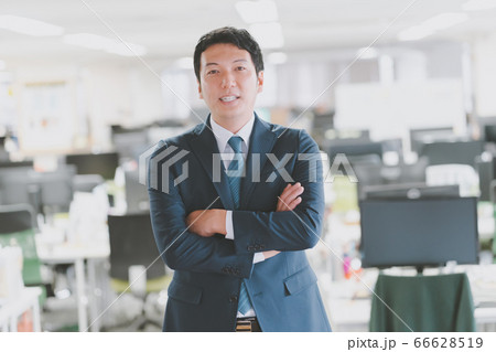指導する30代ビジネスマン 指導する30代ビジネスマン 66628519