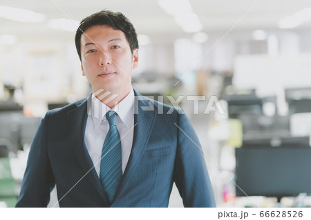 睨む30代ビジネスマン 睨む30代ビジネスマン 66628526