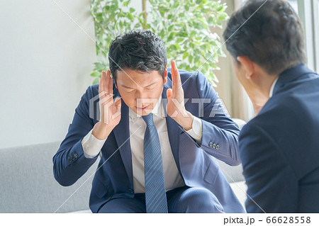 耳をふさぐ営業マン 耳をふさぐ営業マン 66628558