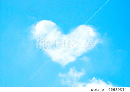 空に浮かぶハート型の雲の写真素材