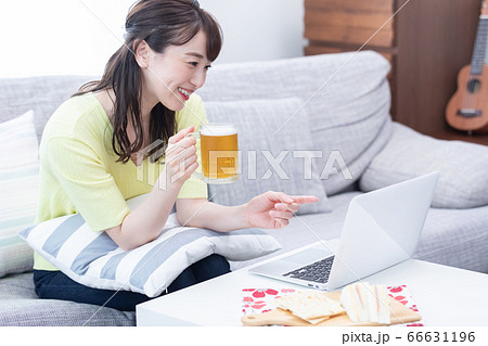 ノートパソコンでオンライン飲み会をする若い女性 ノートパソコンでオンライン飲み会をする若い女性 66631196