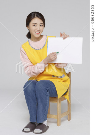 Businesswoman concept, Asian female portrait in a studio 040 66632355