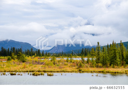秋のカナディアンロッキー 雨上がりのバーミリオン湖と雲に覆われたランドル山(バンフ国立公園 カナダ) 秋のカナディアンロッキー 雨上がりのバーミリオン湖と雲に覆われたランドル山(バンフ国立公園 カナダ) 66632555