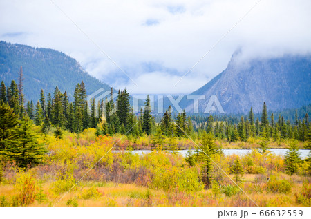 秋のカナディアンロッキー　雨上がりのバーミリオン湖と雲に覆われたランドル山（バンフ国立公園　カナダ） 66632559