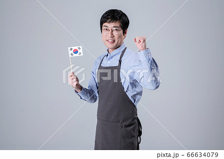 A studio portrait of Asian man making a confident smile 064 A studio portrait of Asian man making a confident smile 064 66634079