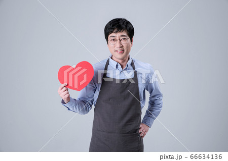 A studio portrait of Asian man making a confident smile 032 66634136