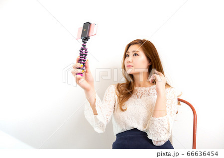 インスタ配信する若い女性 66636454
