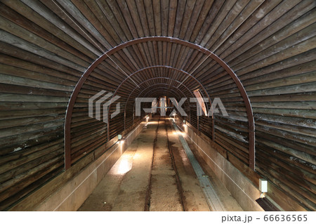 別子銅山最後の坑口「筏津坑」（入口付近から坑道奥を見る） 66636565