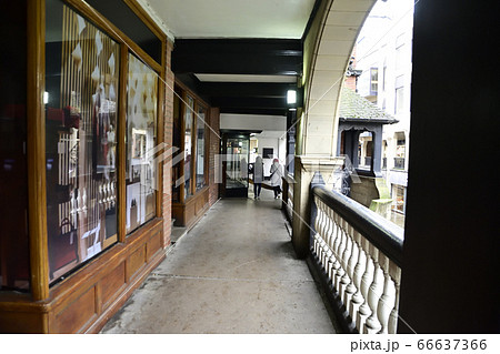 イギリス中世のアーケード街「ザ・ロウズ」 66637366