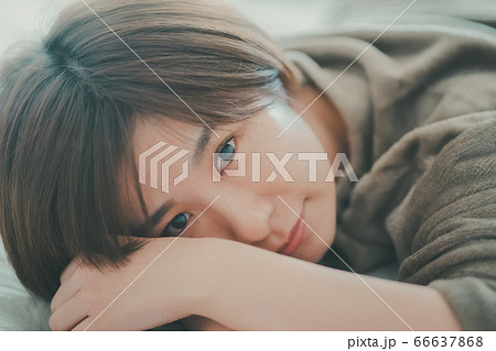 アンニュイ　女性 66637868