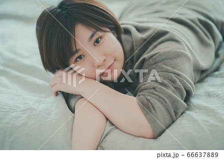 ベッドでゴロゴロする女性 ベッドでゴロゴロする女性 66637889
