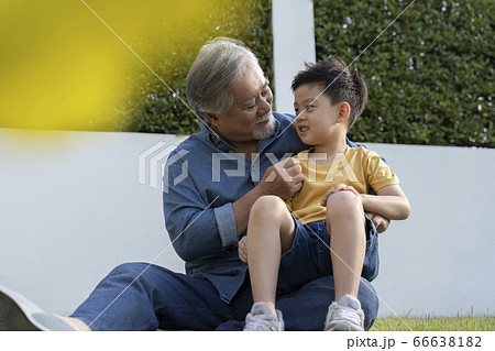 寄り添うシニア男性と男の子 66638182