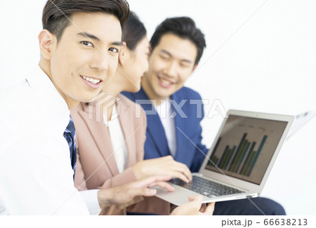 男女のビジネスシーン 男女のビジネスシーン 66638213