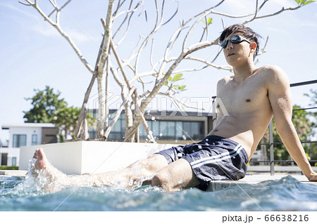 水泳をする若い男性 水泳をする若い男性 66638216