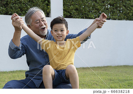 寄り添うシニア男性と男の子 66638218