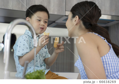 キッチンでくつろぐ母親と男の子 キッチンでくつろぐ母親と男の子 66638269