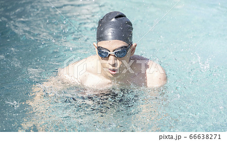 水泳をする若い男性 66638271