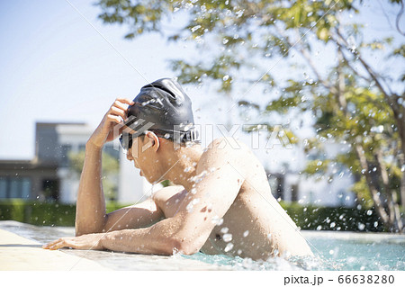 水泳をする若い男性 水泳をする若い男性 66638280