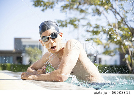 水泳をする若い男性 66638312