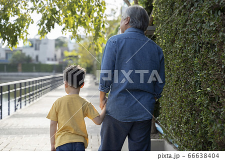 散歩をするシニア男性と男の子 66638404