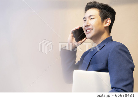 ジャケットを着た若いビジネスマン 66638431