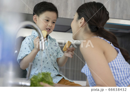 キッチンでくつろぐ母親と男の子 66638432