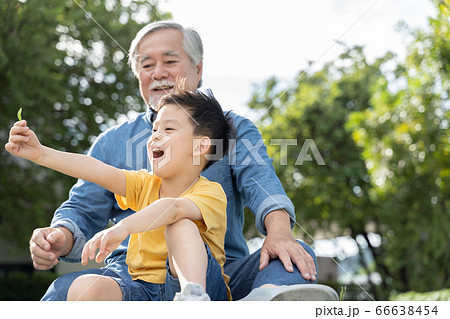 散歩をするシニア男性と男の子 66638454