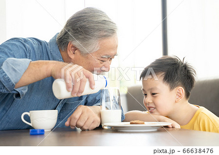 屋内でリラックスをするシニア男性と男の子 66638476