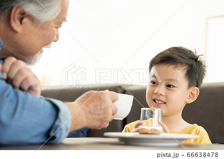 屋内でリラックスをするシニア男性と男の子 66638478