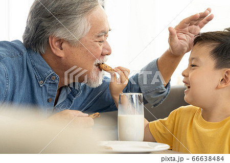 屋内でリラックスをするシニア男性と男の子 66638484