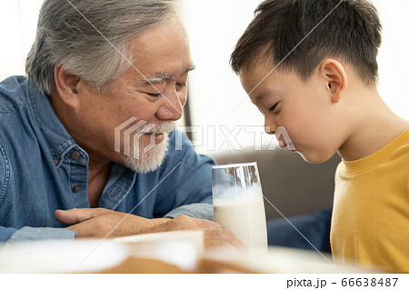 屋内でリラックスをするシニア男性と男の子 66638487