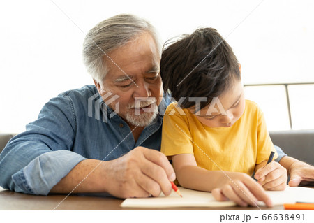 屋内でリラックスをするシニア男性と男の子 66638491