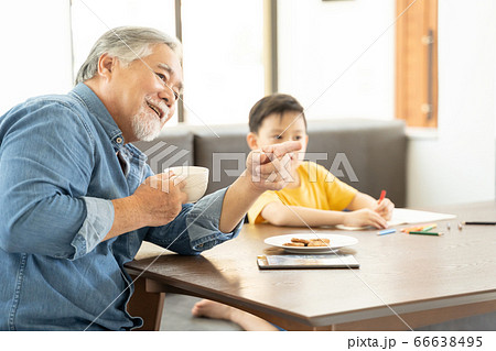 屋内でリラックスをするシニア男性と男の子 66638495
