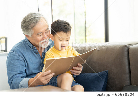 屋内でリラックスをするシニア男性と男の子 66638504