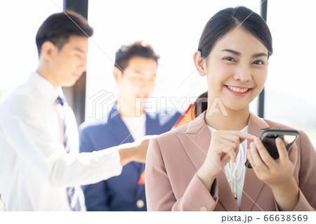 男女のビジネスシーン 男女のビジネスシーン 66638569