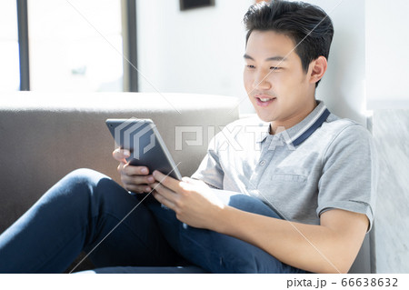 屋内でリラックスする男性 66638632