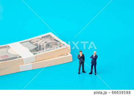 お金とビジネスマン　青バック 66639588