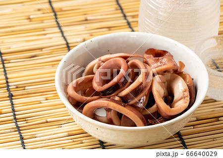 小鉢に入れられたいかの煮付け 夏の日本酒 冷酒 のおつまみイメージ の写真素材