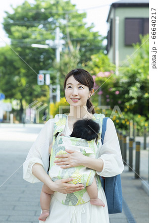 母親　抱っこ紐　 66640217