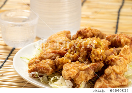 油淋鶏 鶏の唐揚げ ねぎ醤油たれ 夏の日本酒 冷酒 のおつまみイメージ の写真素材