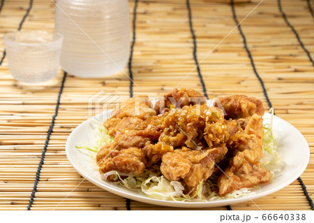 油淋鶏 鶏の唐揚げ ねぎ醤油たれ 夏の日本酒 冷酒 のおつまみイメージ の写真素材