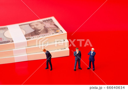 お金とビジネスマンイメージ 赤バック お金とビジネスマンイメージ 赤バック 66640634