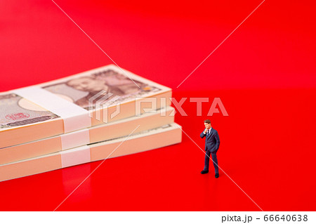 お金とビジネスマンイメージ　赤バック 66640638
